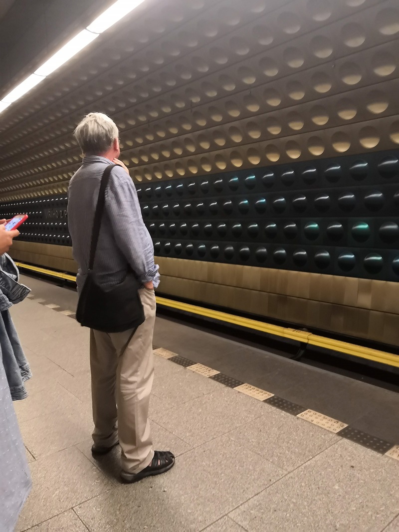 Jiří Lábus čekal na metro. 