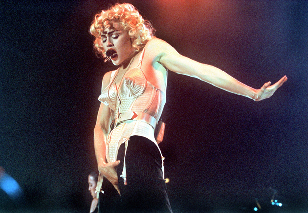 K Madonniným legendárním symbolům patří špičatá podprsenka. (1990)