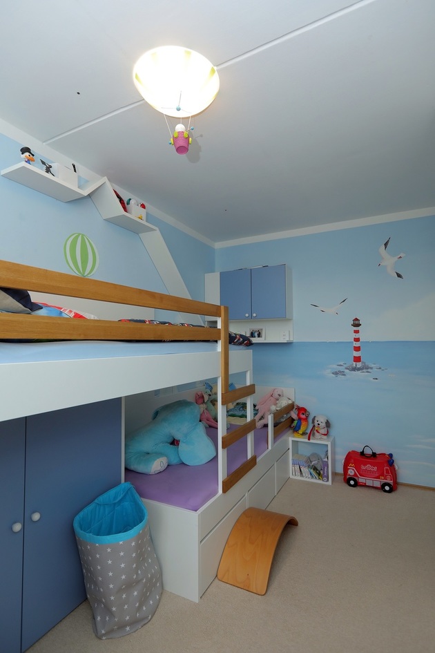 Dětský pokoj je dobře řešený a krásně vymalovaný.
