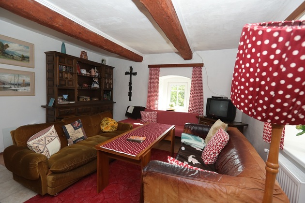 Hlavní místnost tvoří obývací pokoj spojený s kuchyní.