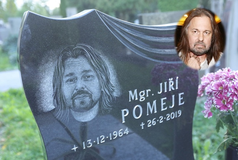 Hrob Jiřího Pomeje už je kompletní. Zdobí ho hercova podobizna.
