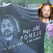 Hrob Jiřího Pomeje už je kompletní. Zdobí ho hercova podobizna.