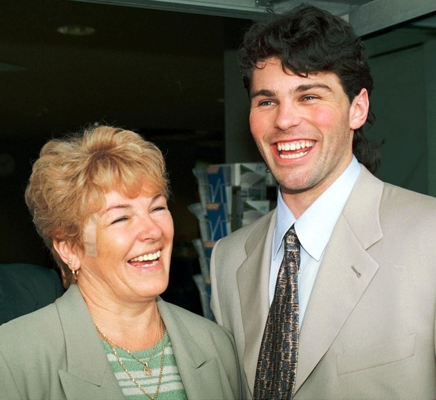 Jaromír Jágr s maminkou v roce 1999. 