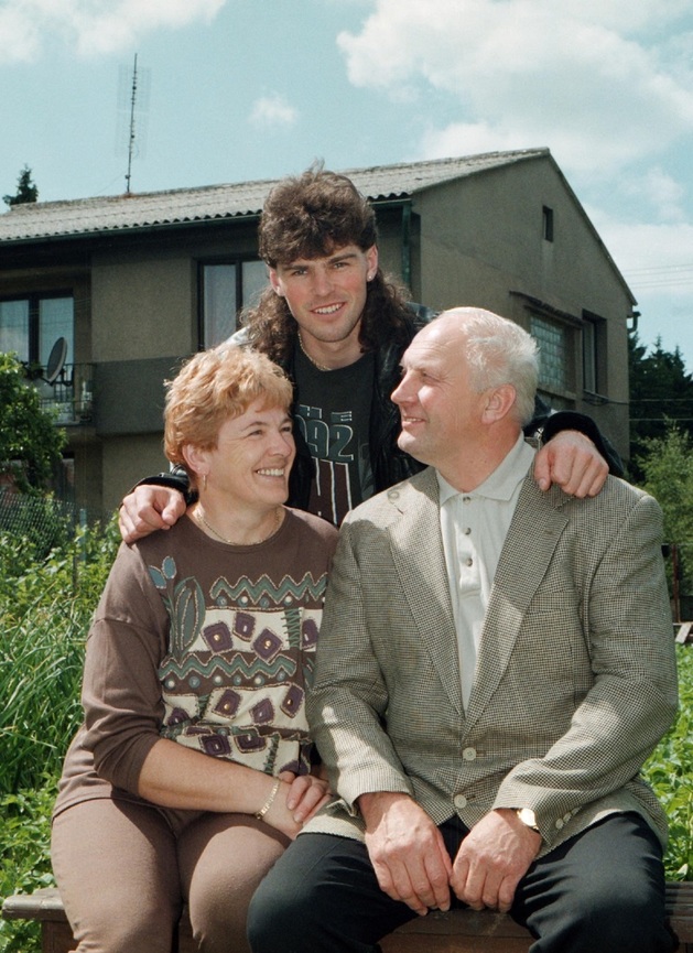 Jaromír Jágr s maminkou a tatínkem v roce 1996.