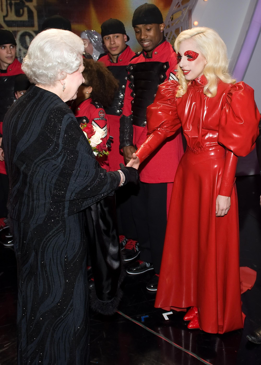 Lady Gaga pro své vystoupení na Královském varieté roku 2009 odvážně zvolila červené latexové šaty inspirované královnou Elizabeth I. 