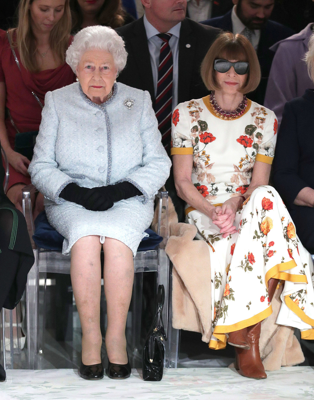 Legendární šéfredaktorka časopisu Vogue Anna Wintour vedle Elizabeth II. seděla během módní přehlídky Richarda Quinna. Anna si během celé show nesundala své oblíbené sluneční brýle, královna ale nevypadala, že by tomuto drobnému přešlapu věnovala pozornost.