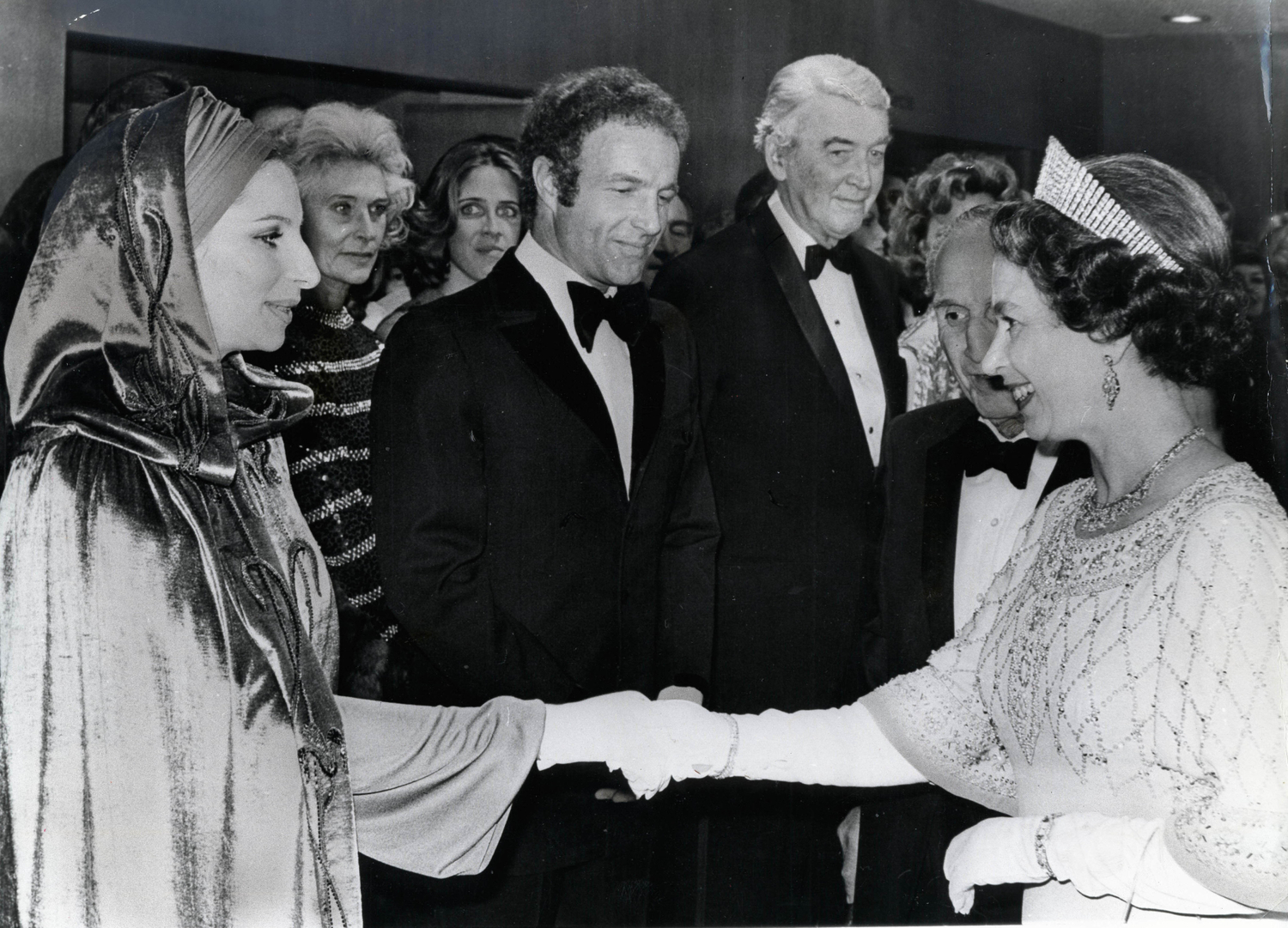 Barbra Streisand královnu potkala na premiéře filmu Funny Lady v roce 1975. Na sobe měla pohodlné šaty s kapucou.