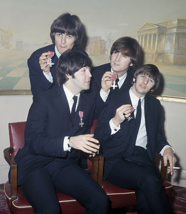 V roce 1965 byli The Beatles od královny oceneni Řádem britského impéria. Nebylo to poprvé, co se s Elizabeth setkali. Zahráli jí už v roce 1963, kdy ji a další v obecenstvu John Lennon vyzval, ať při skladbě Twist and Shout chřestí svými šperky. 