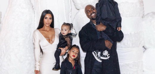 Vánoční rodinné foto Kim Kardashian, Kayneho Westa a jejich dětí.