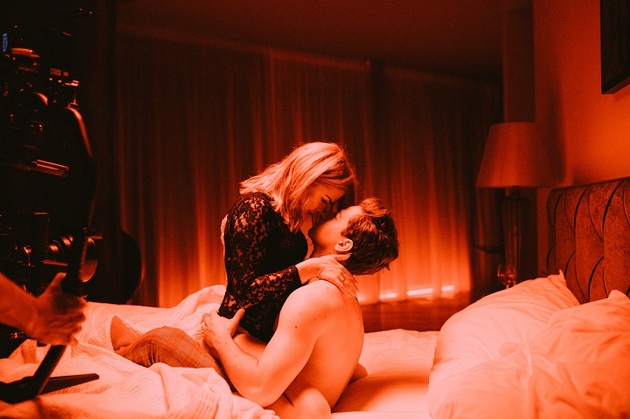 Videoklip je plný intimních scén. 