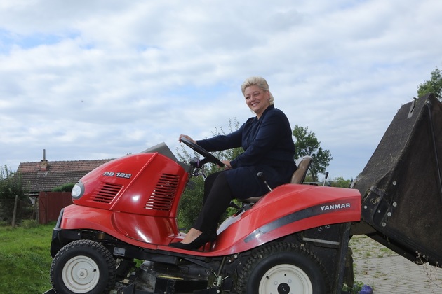 Zpěvačka zvládne bez problémů obsluhovat i zahradní traktor.