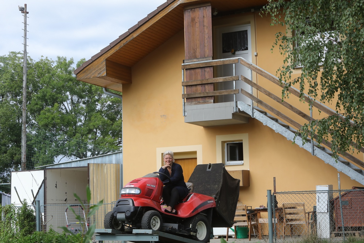V únoru se rodina přestěhovala do prostorného bytu v obci u Českých Budějovic.