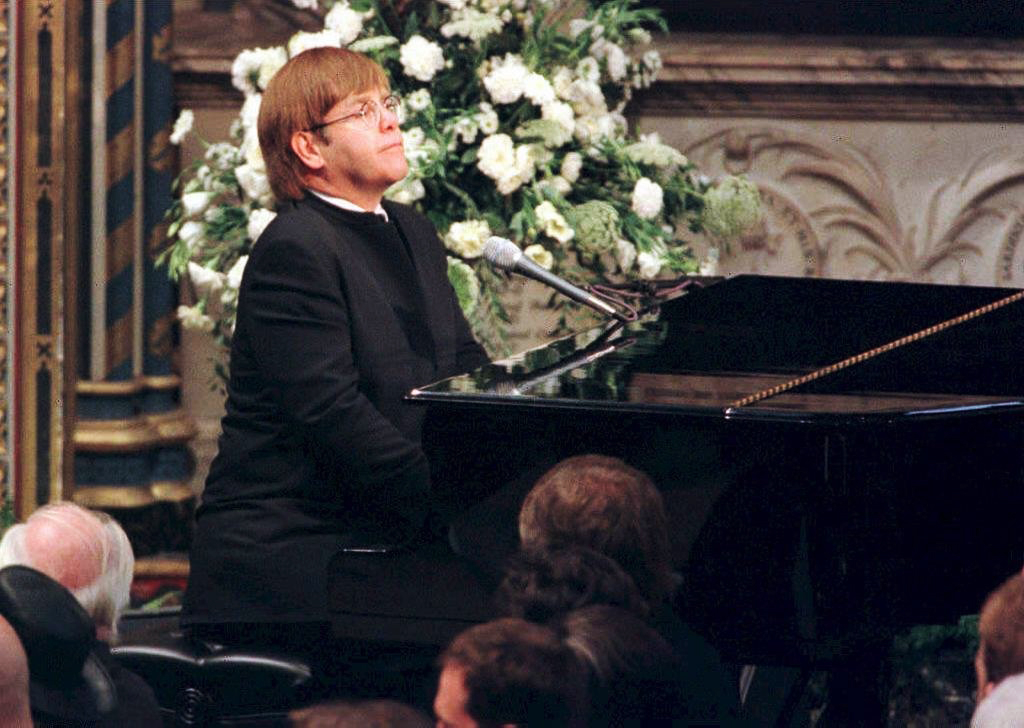Elton John v roce 1997 zazpíval píseň na jejím pohřbu. 