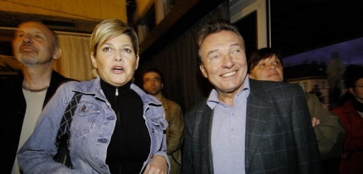 Ilona Csáková s Karlem Gottem v roce 2003. 