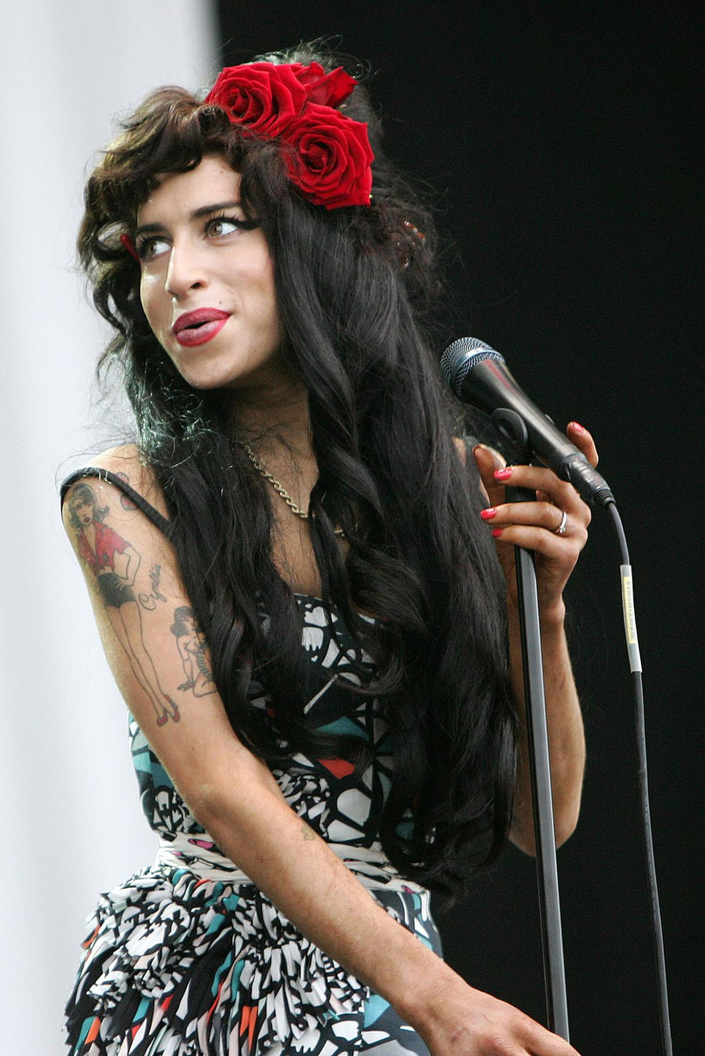 Amy Winehouse zemřela na otravu alkoholem 23. července 2011 v pouhých 27 letech. Za svůj krátký život tato talentovaná zpěvačka vyhrála celkem pět cen Grammy. O její lásce k hudbě a boji s drogami byl v roce 2015 natočen oscarový dokument Amy.