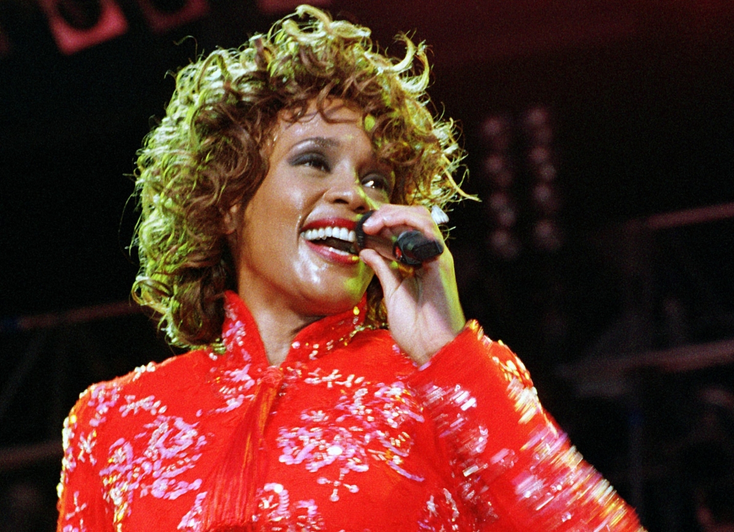 Whitney Houston do světa hudby vstoupila v osmdesátých letech a brzy se ustálila jako jedna z nejlepších zpěvaček všech dob. Její fenomenální hlas jí vysloužil celkem 7 cen Grammy,. Zemřela na utonutí 11. února 2012 ve věku 48 let.