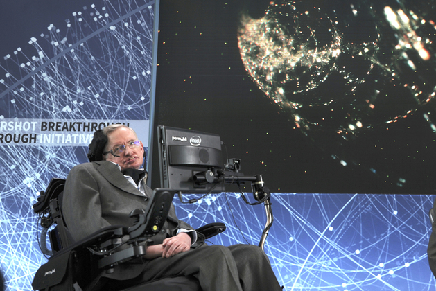 Teoretický fyzik a spisovatel Stephen Hawking žil skutečně pozoruhodný život. Ve 21 letech mu byla diagnostikována amyotrofická laterální skleróza, nemoc, která má za následek postupné ochrnutí celého těla. Přes vážnou diagnózu se dožil 76 let, během kterých svými myšlenkami zásadně přispěl našemu současnému chápání vesmíru.