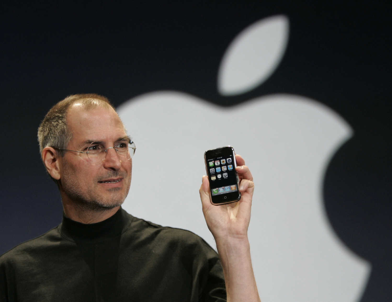 5. října 2011 nás opustil spoluzakladatel firmy Apple Steve Jobs, který pomohl vzniku a popularizaci dnešních dotykových smartphonů. Zemřel na rakovinu slinivky břišní.