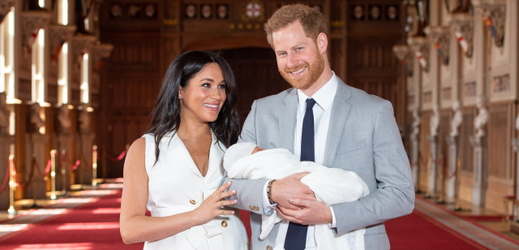 Vévoda a vévodkyně ze Sussexu Harry a Meghan se synem Archiem.