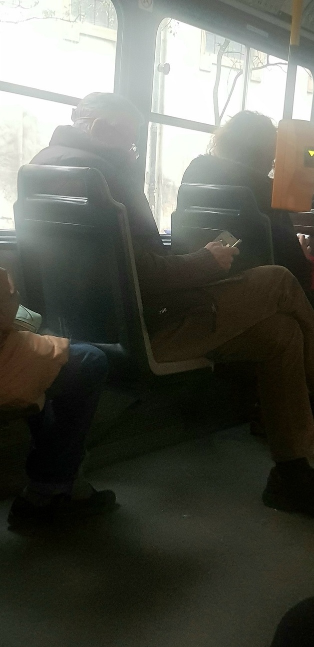 Známý herec si umí udělat pohodlí i v tramvaji. 