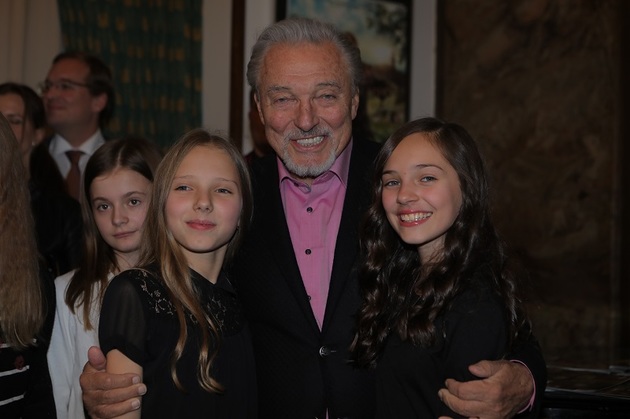 Karel Gott si zahrál se svými nejmladšimi dcerami. 