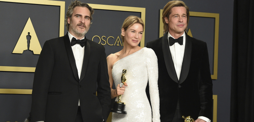 Joaquin Phoenix, Renée Zellwegerová a Brad Pitt (zleva).