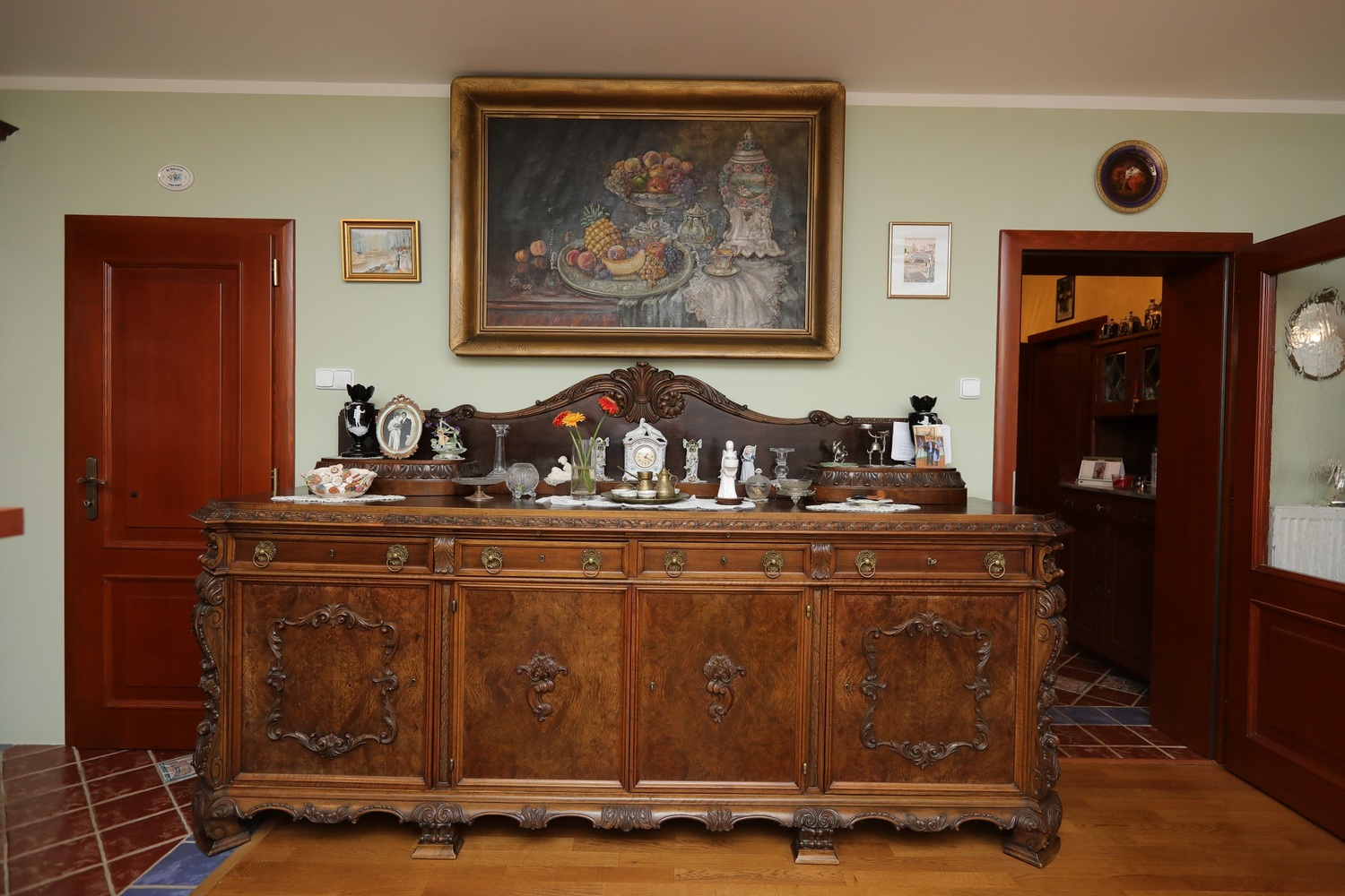 Kuchyň, jídelna i obývák jsou zařízeny starožitným nábytkem.