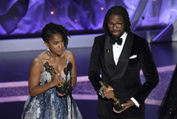 Karen Rupert Toliverová a Matthew A. Cherry přijímají cenu Oscar za film Hair Love.