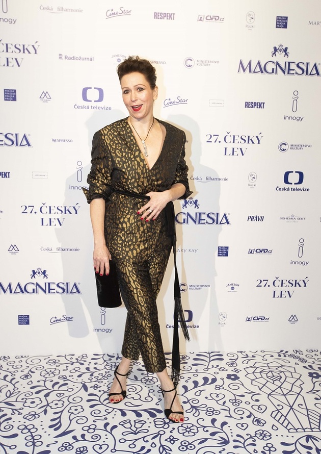 Zuzana Stivínová byla ve zlaté barvě okouzlující a potvrdila, že ji móda baví. Opět neotřelá kombinace s příchutí orientu. 