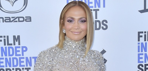 Jennifer Lopez i v padesáti udává trendy. 