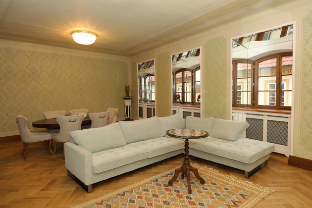 Obývací pokoj momentálně prochází rekonstrukcí. Je v něm minimum nábytku a dekorací.