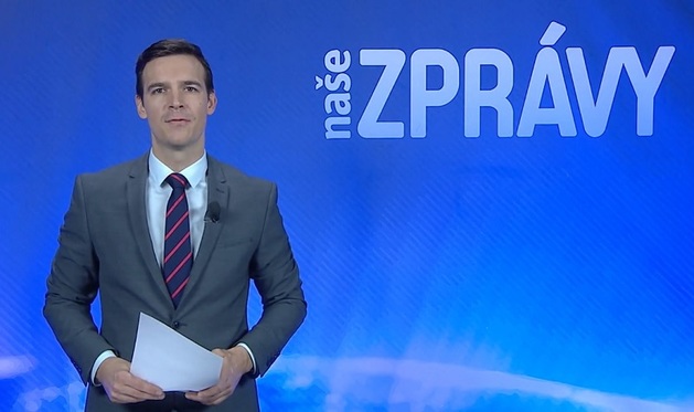 Petr Převrátil moderuje zprávy na TV Barrandov. 