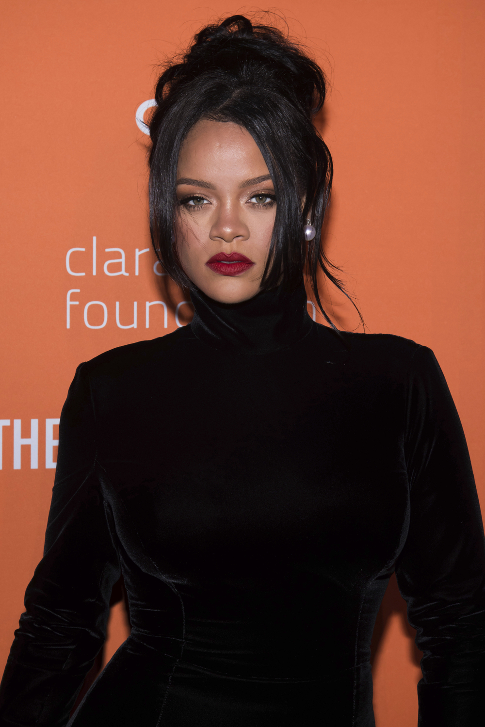 Rihanna — Zpěvaččina nadace Clara Lionel Foundation věnovala celkem 5 milionů dolarů potravinovým bankám napříč Spojenými státy americkými, společnostem zajišťujícím ochranné vybavení pro zdravotníky a organizacím testujícím nemocné v zemích jako jsou Haiti nebo Malawi.