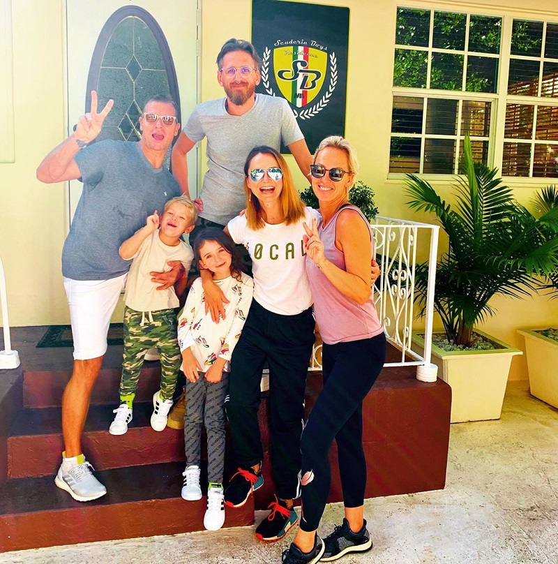 Ve své rezidenci vítali VIP hosty. Na snímku s Tomášem Třeštíkem a jejo rodinou. 