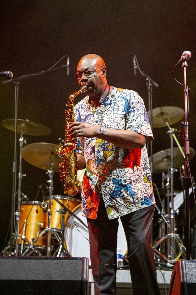 Jazzový alternativní hudebník Manu Dibango s kamerunskými kořeny zemřel na koronavir ve Francii v požehnaném věku osmdesáti šesti let. 
