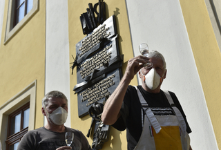 Sochaři Otmar Oliva (vpravo), který je autorem desky, a Petr Novák (vlevo) nainstalovali 13. dubna 2020 na budovu Stojanova gymnázia na Velehradě na Uherskohradišťsku pamětní desku, která připomíná akci K.