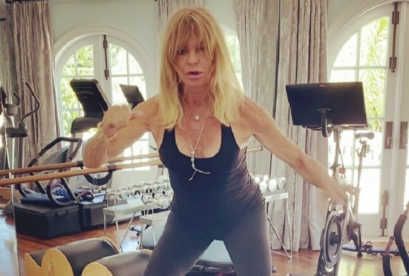 Goldie Hawn to neváhala roztočit na trampolíně. 