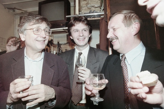 Dá se předpokládat, že se zde Jiří Menzel (vlevo), Jan Šťastný a Oldřich Vlach (vpravo) bavili o úspěchu premiéry. Napovídají to totiž jejich spokojené úsměvy.