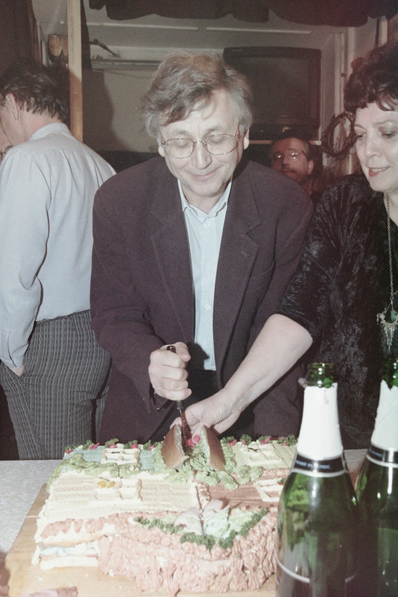 Režisér Jiří Menzel s velkou pompou rozkrojil dort ve tvaru domu. Pak se do něj herci pustili.