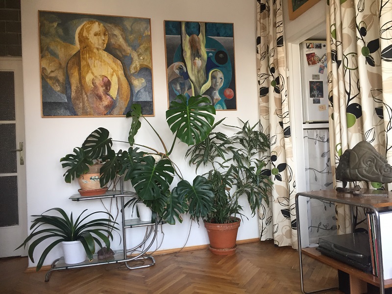 Část obývacího pokoje s obrazy bývalého scénografa Národního divadla Oldřicha Šimáčka