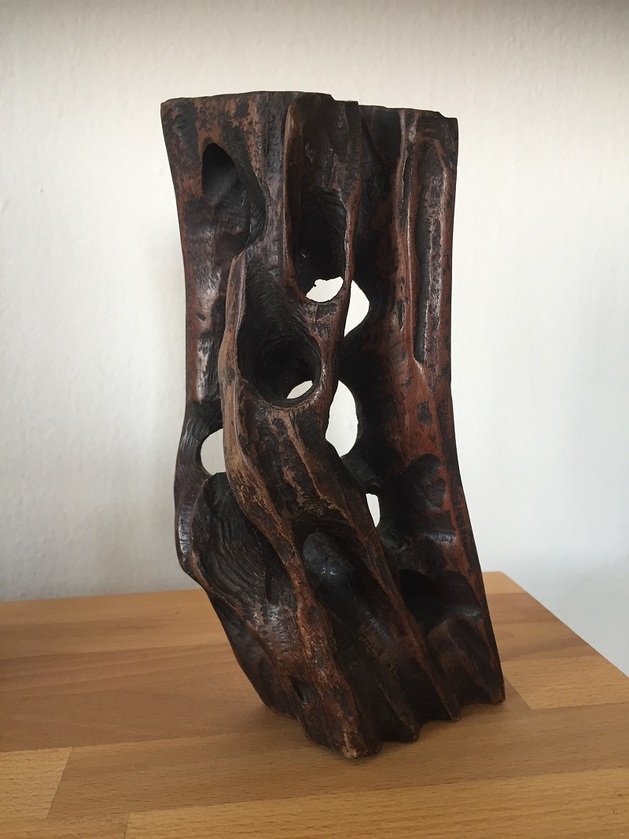Socha od Ivana Šimáčka je vyřezaná ze dřeva olivovníku, který rostl ve Florencii v zahradě Michelangela Buonarrotiho.