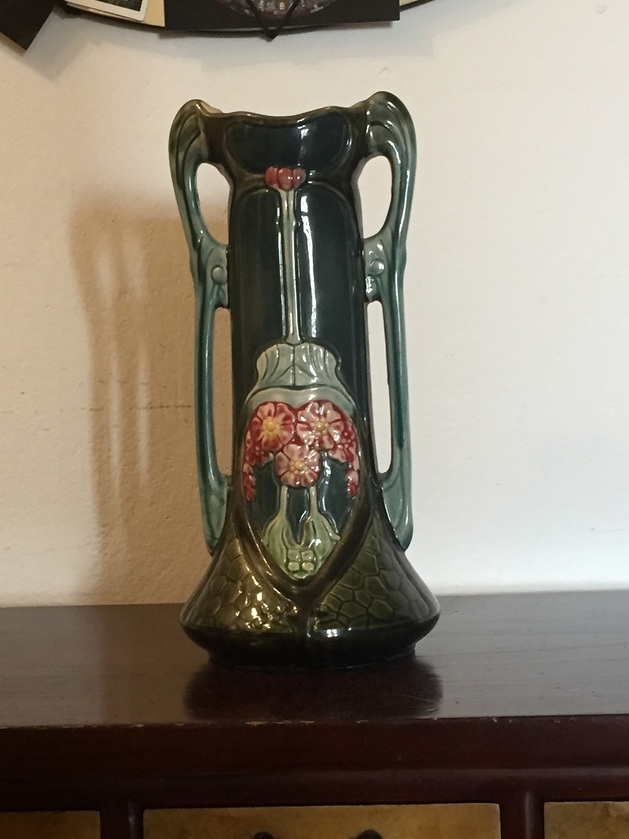 Secesní vázu si koupila v jednom pražském vetešnictví.