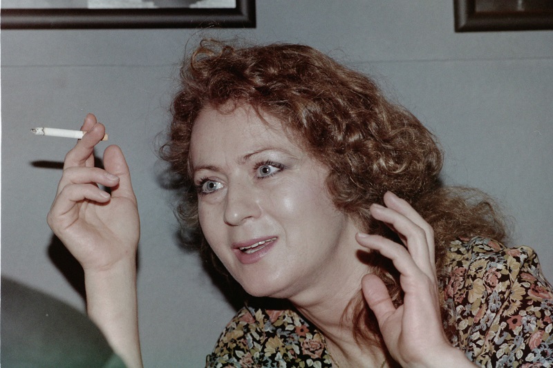 Jaká matka, taková dcera. Rovněž Simona Stašová propadla nikotinu a po vzoru Jiřiny Bohdalové si už v devadesátých letech krátila chvíle kouřením.