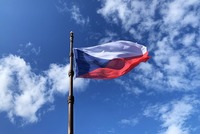 Vlajka České republiky, jež se shoduje i s podobou československé vlajky, jak ji navrhl Kursa. 