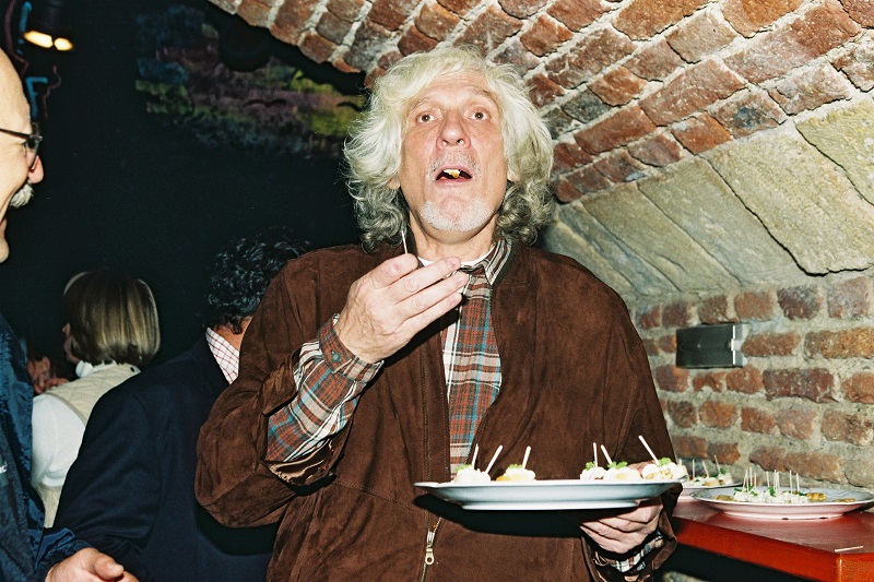Milovník života, hudební skladatel Petr Hapka, si vystačil s málem. Pro něj bylo důležitější, s kým je a kde je, než co jí. V tomto případě ho fotograf zastihl s talířem jednohubek.