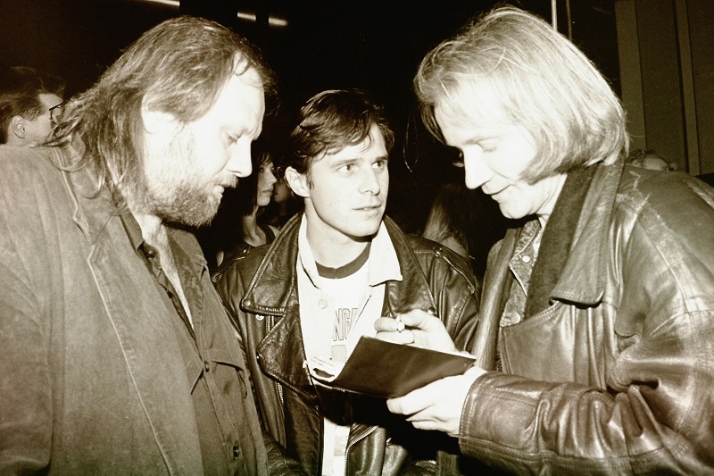 Vtipná momentka zachytila zpěváky Leška Semelku (vlevo), Janka Ledeckého (uprostřed) a Davida Kollera pěkně pospolu.