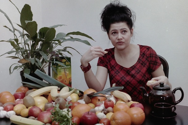 Zpěvačka Ilona Csáková vydala velmi úspěšné album, avšak téma číslo jedna pro ni vždy byly diety. Tenkrát zřejmě povídala o důležitosti ovoce pro lidský organismus, nyní zmoudřela a rozdává recepty na moučníky.