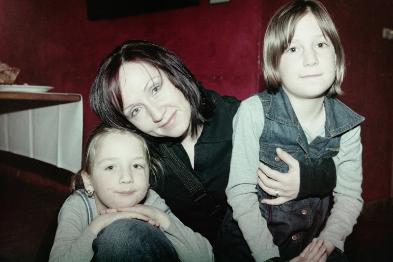 Bára Basiková s dcerami Aničkou a Maruškou, které jsou dvojčata. Dnes jim je už 28 let.