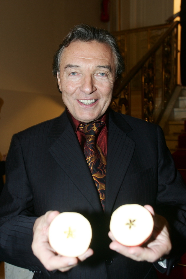 Karel Gott si krátce před Štědrým dnem v roce 2007 zkoušel rozkrojit jablíčko. Nemohlo to dopadnout jinak, než že se mu zjevila hvězda. 