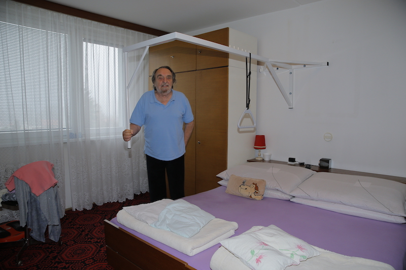 Nejen ložnice je přizpůsobena Jaroslavovu zdravotnímu stavu. 